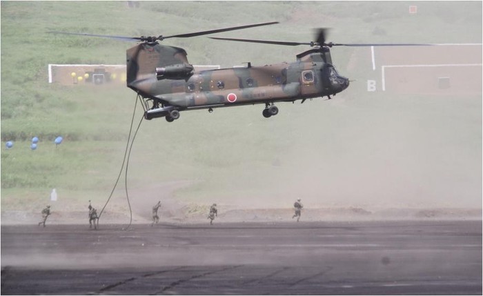 Trực thăng vận tải Chinook thả lính đổ bộ